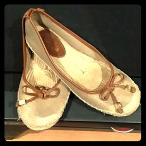 MK women flat. Gold/brown 8.5